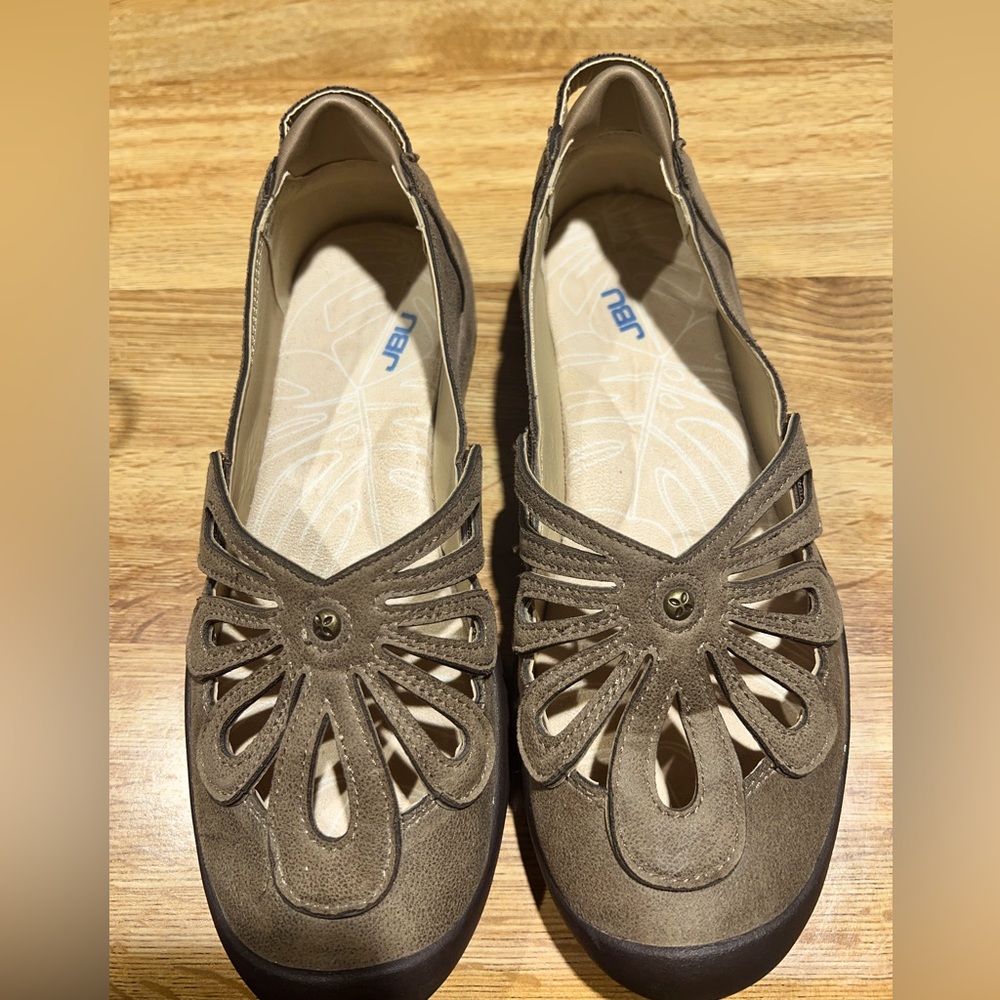 JBU SLIP ONS SIZE 8M worn only a few times . Practically new